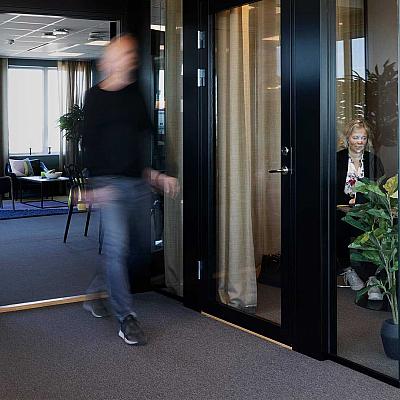 Medarebetare sitter och jobbar i ullevi park